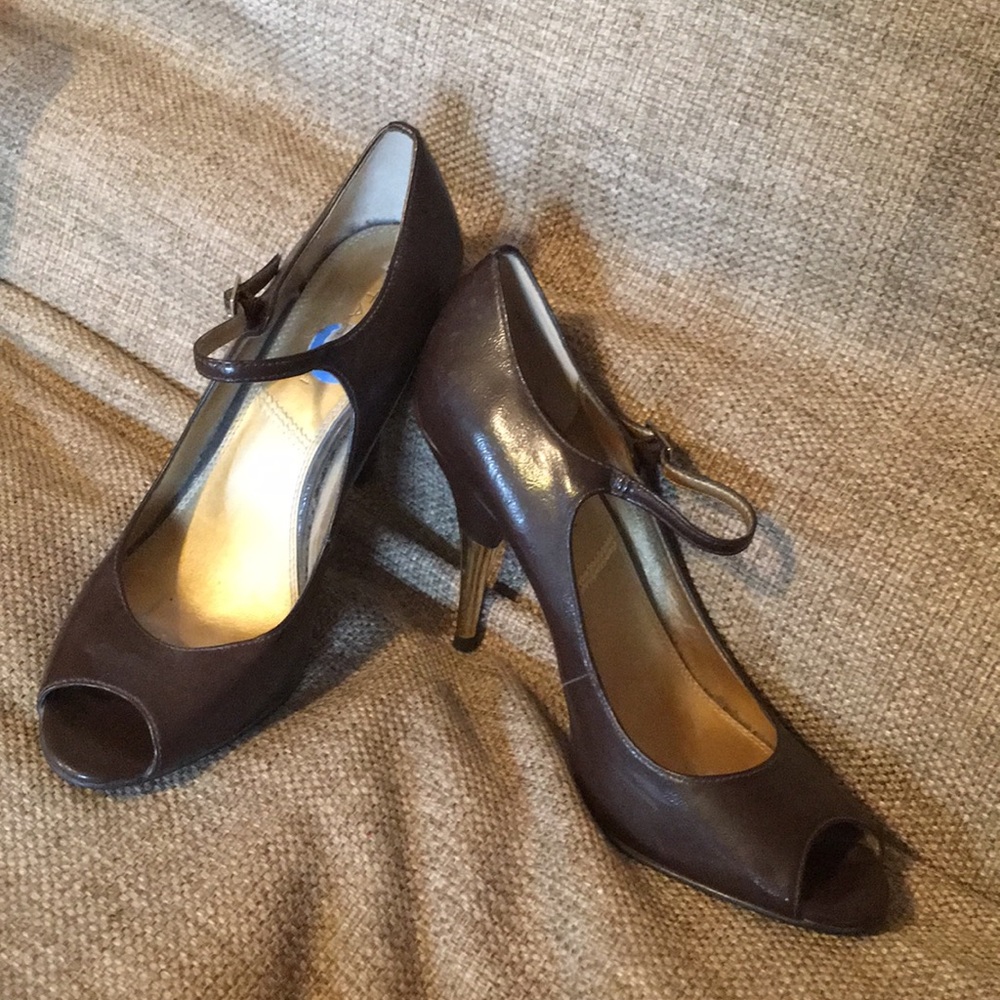 2.5 inch brown and gold Tahari heels size 7.5
